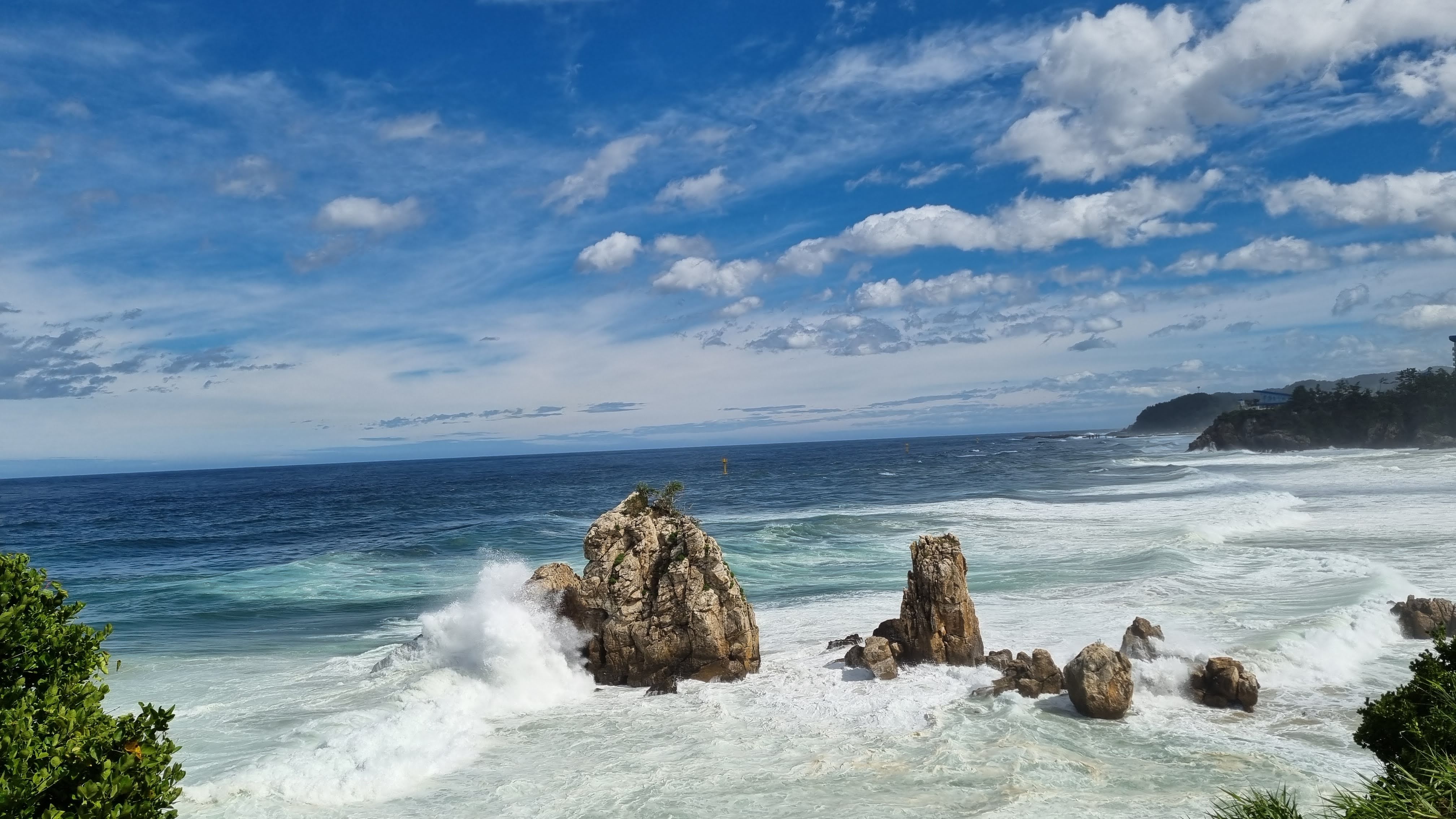 望夫岩（해안정）与烛台岩隔海相望，流传百年守望传说。